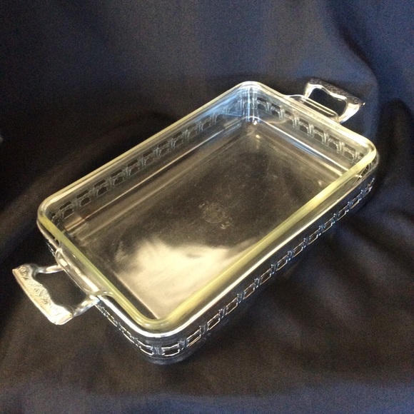 Vintage Pyrex casserole glass dish in serving tray - Picture 11 of 15